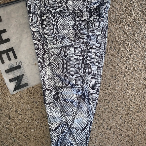 SHEIN snakeskin print workout leggings with pocket - Picture 5 of 12